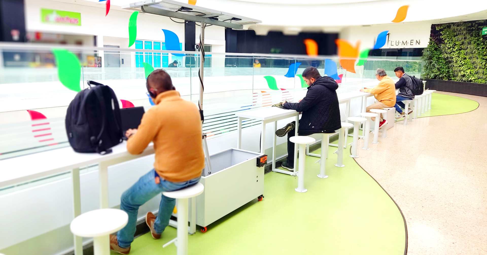 Personas trabajando con laptop en la Zona Wifi de Iserra 100