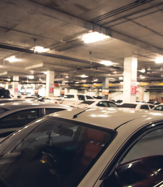 Fila de carros parqueados en el sótano de Iserra 100