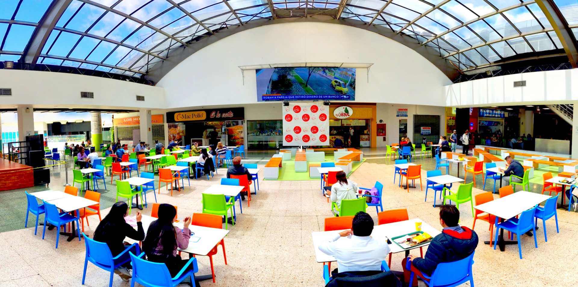 Plazoleta de comidas de Iserra 100 con gente