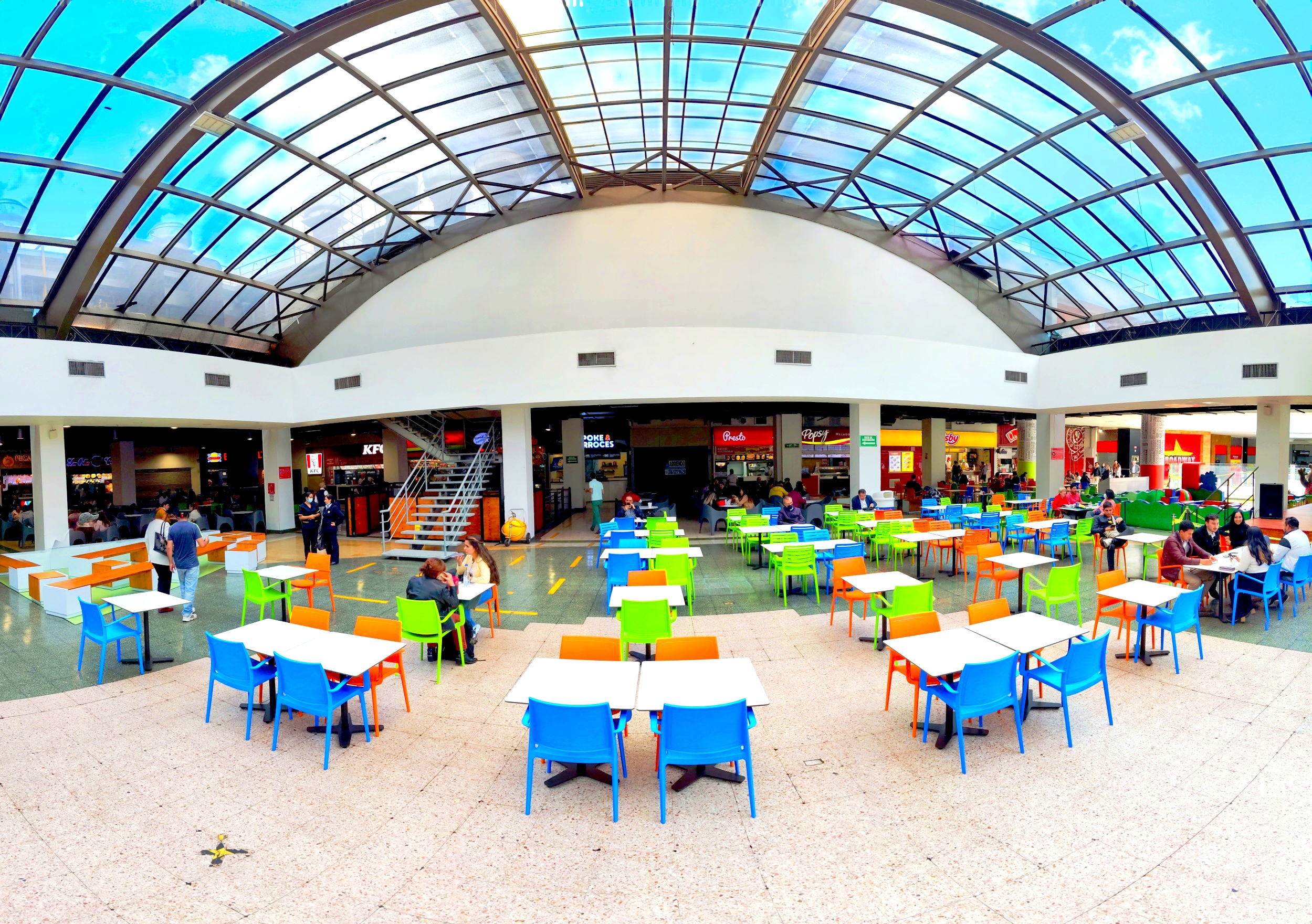 Plazoleta de Comidas de Iserra 100