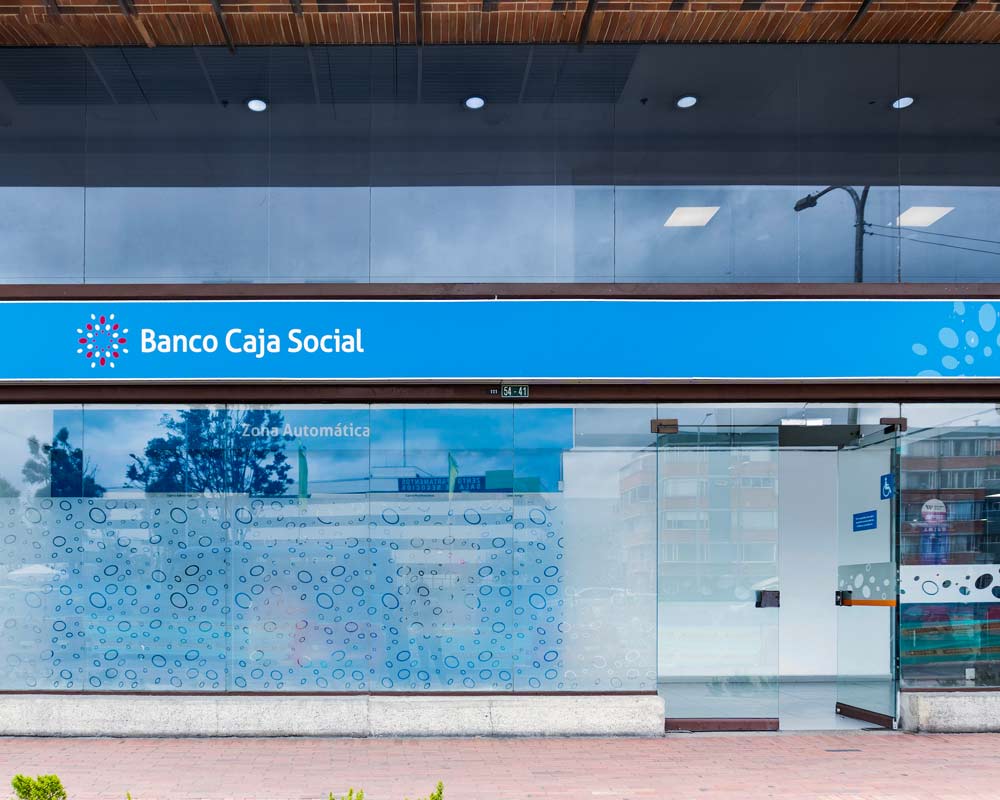 Fachada del Banco Caja Social en Iserra 100