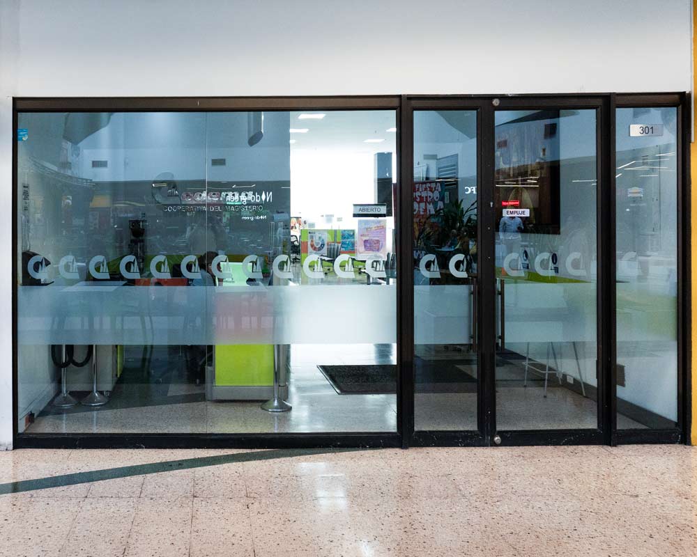 Fachada de Codema Corp. del Magisterio en Iserra 100