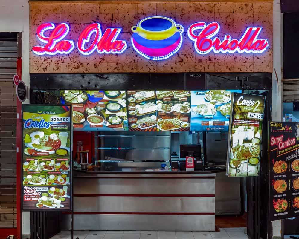Fachada de La Olla Criolla en Iserra 100