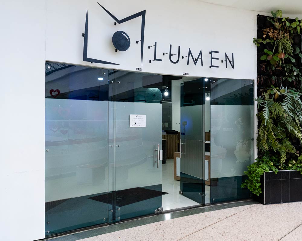 Fachada de Lumen Colombia en Iserra 100