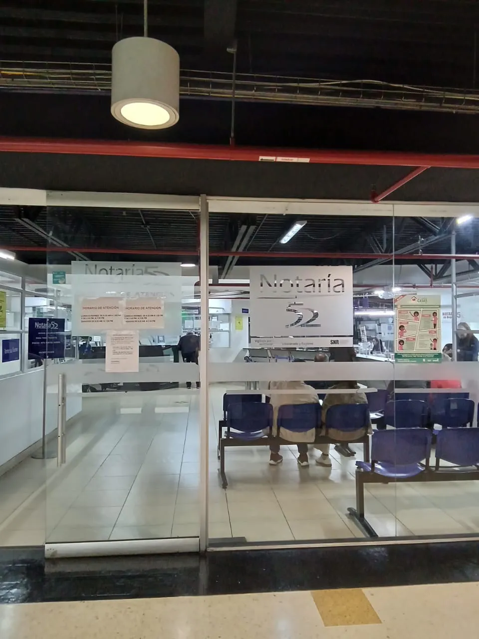 Mostrador de la Notaría 52 en Iserra 100, con las sillas de la sala de espera