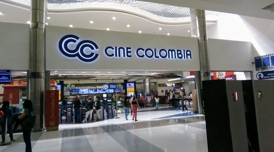 Entrada de Cine Colombia en el nivel 3 de Iserra 100