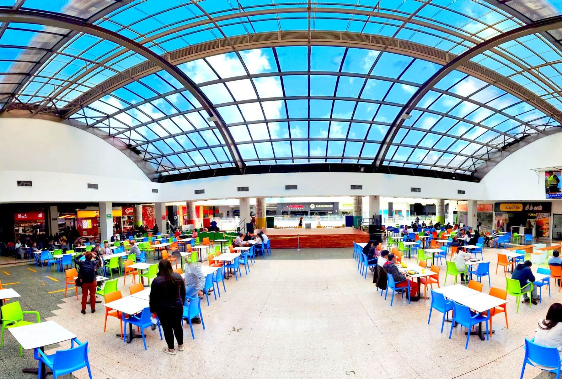 Plazoleta central de Iserra 100 bajo el domo